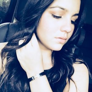 Meet your Posher, Claudia